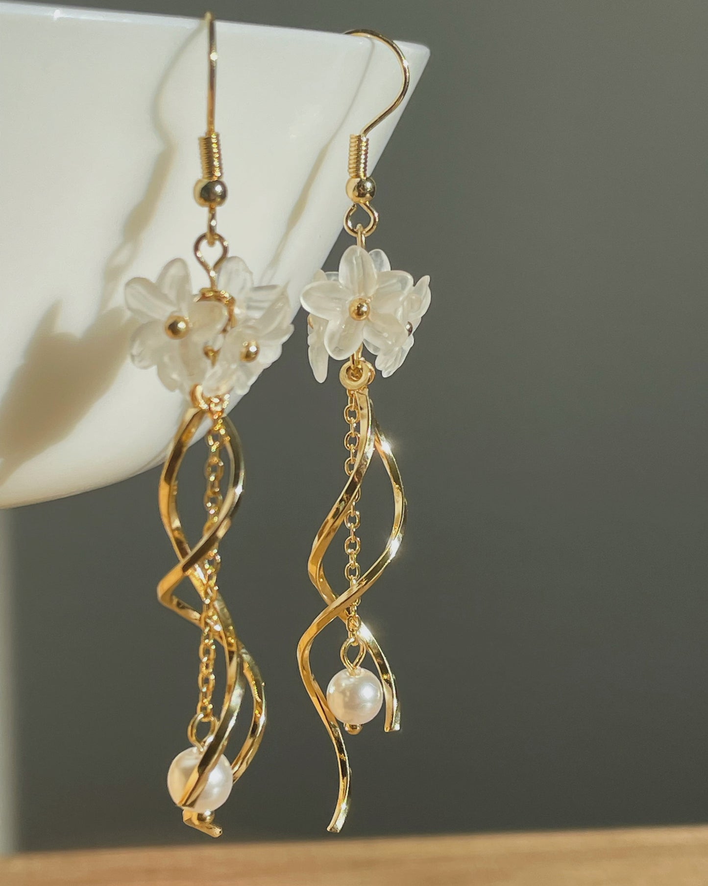 Elegant Flower Dangle Drop earrings, Floral earrings, Pearl drop earrings with delicate white flowers