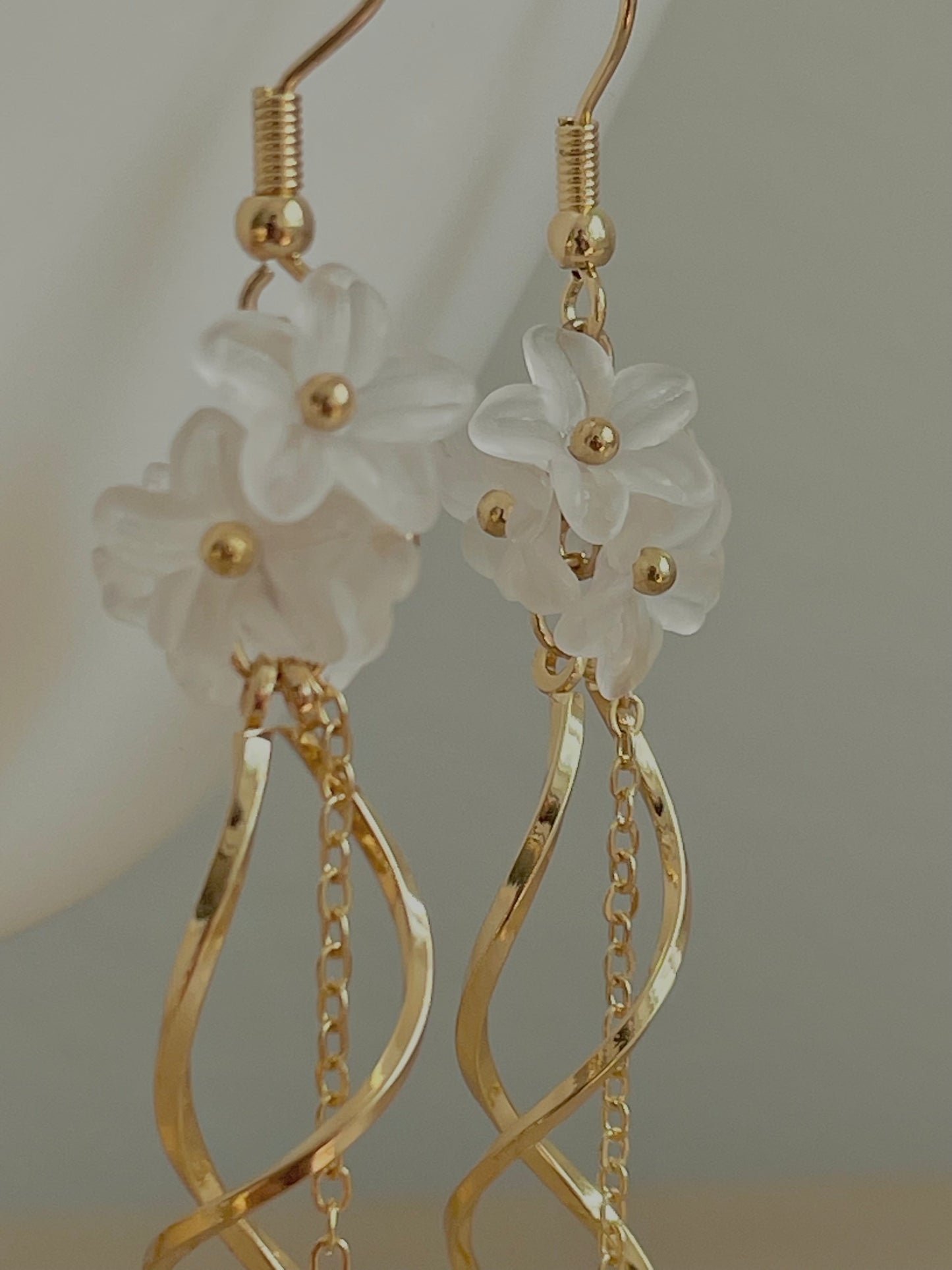 Elegant Flower Dangle Drop earrings, Floral earrings, Pearl drop earrings with delicate white flowers