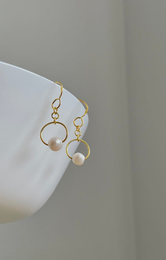 Dainty Hoop earrings with Pearls, Elegant Pearl Dangle Drop earrings, Pearl earrings, Small pearl Hoops 