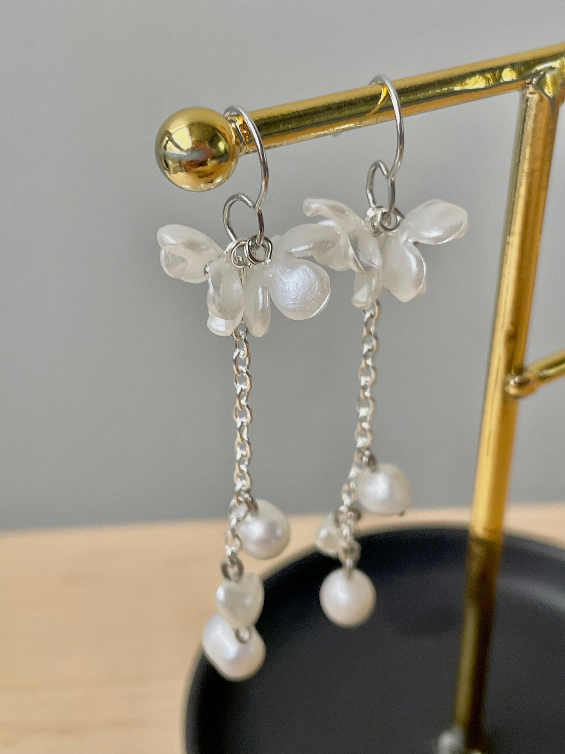 Korean Statement earrings, Elegant Flower Dangle Drop earrings, Floral earrings, Pearl drop earrings with delicate white flowers, made in Finland 