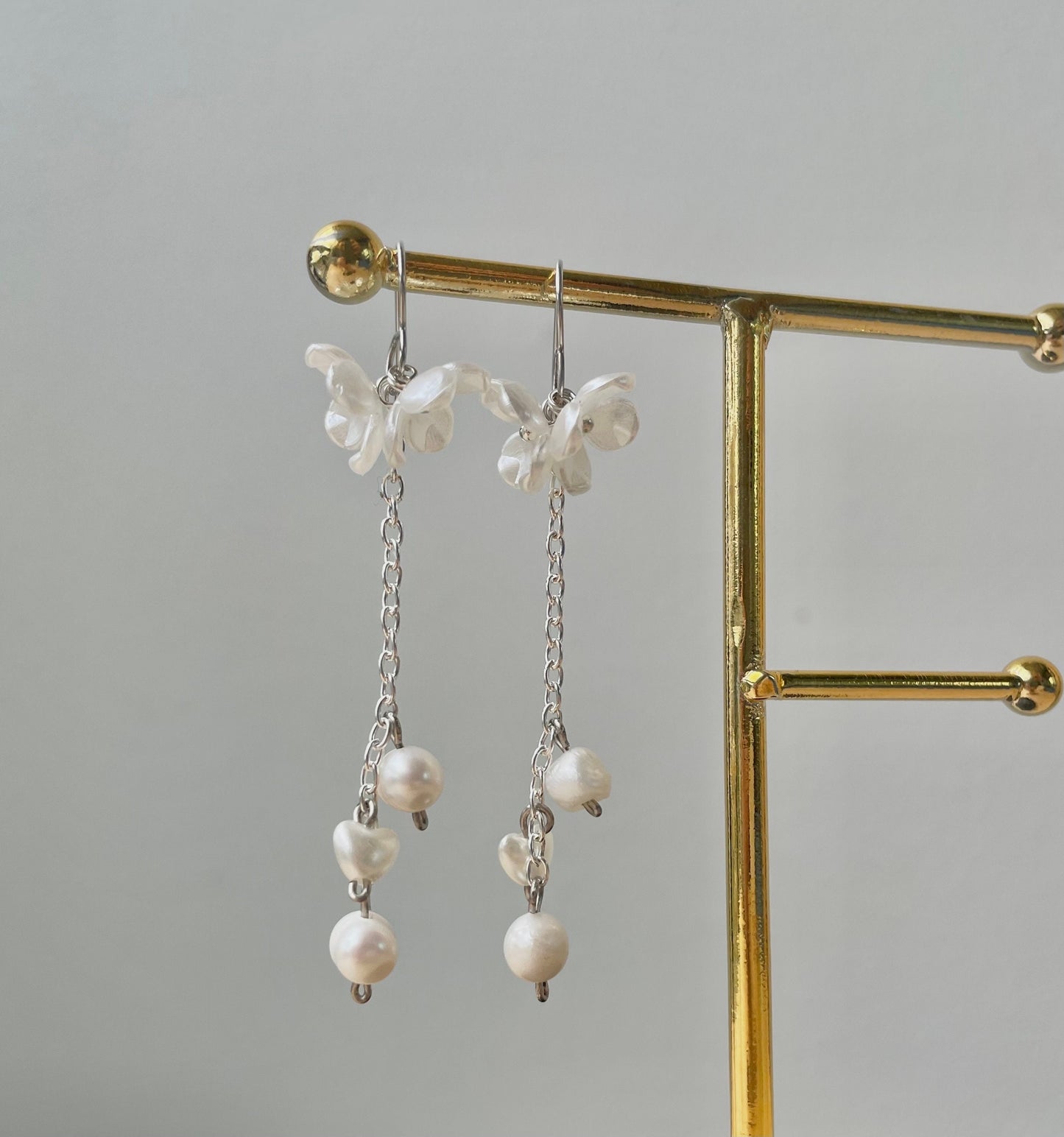 Korean Statement earrings, Elegant Flower Dangle Drop earrings, Floral earrings, Pearl drop earrings with delicate white flowers, made in Finland 