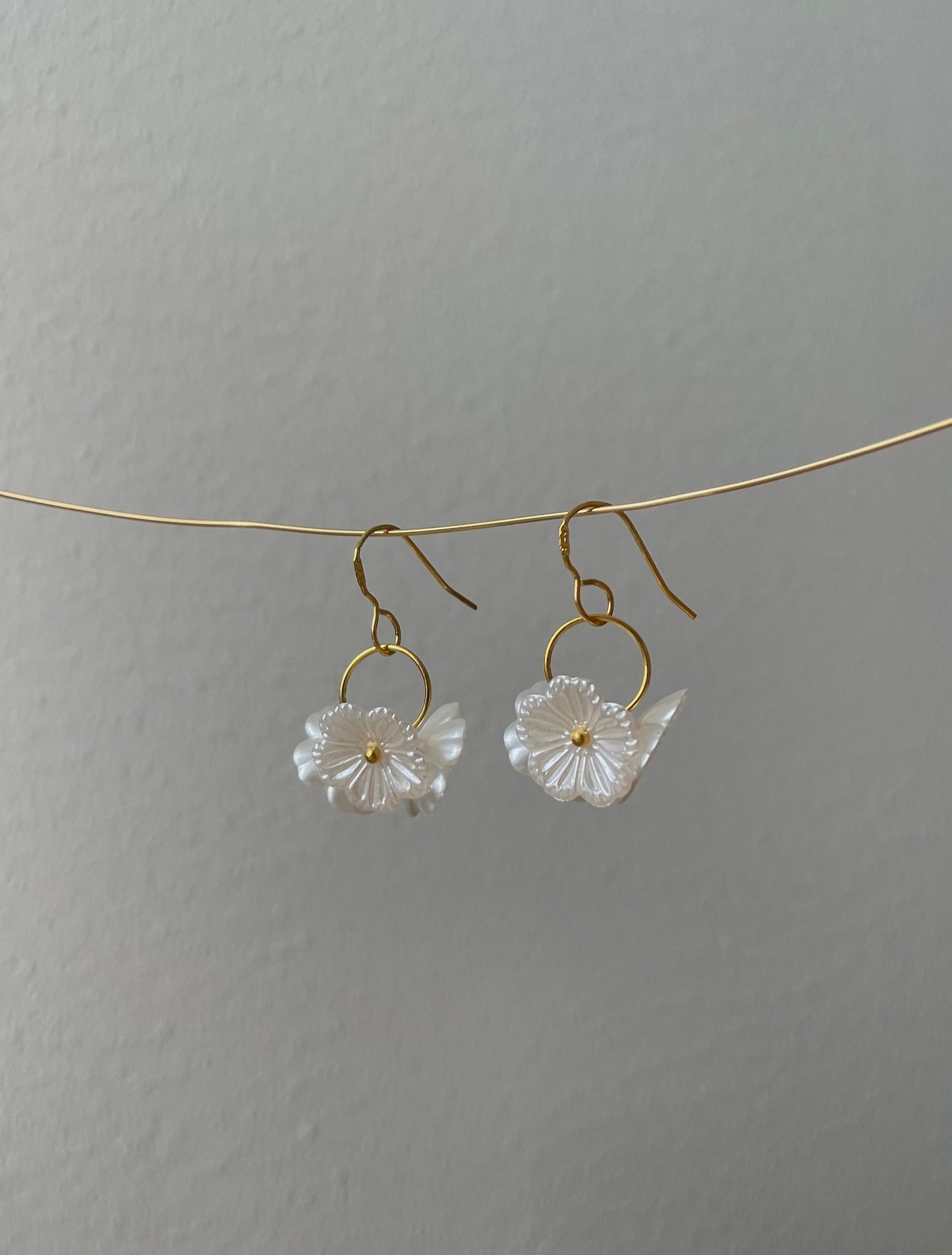 Dainty Floral earrings, Elegant Flower Dangle Drop earrings, Floral earrings, Swirl earrings with Delicate white flowers