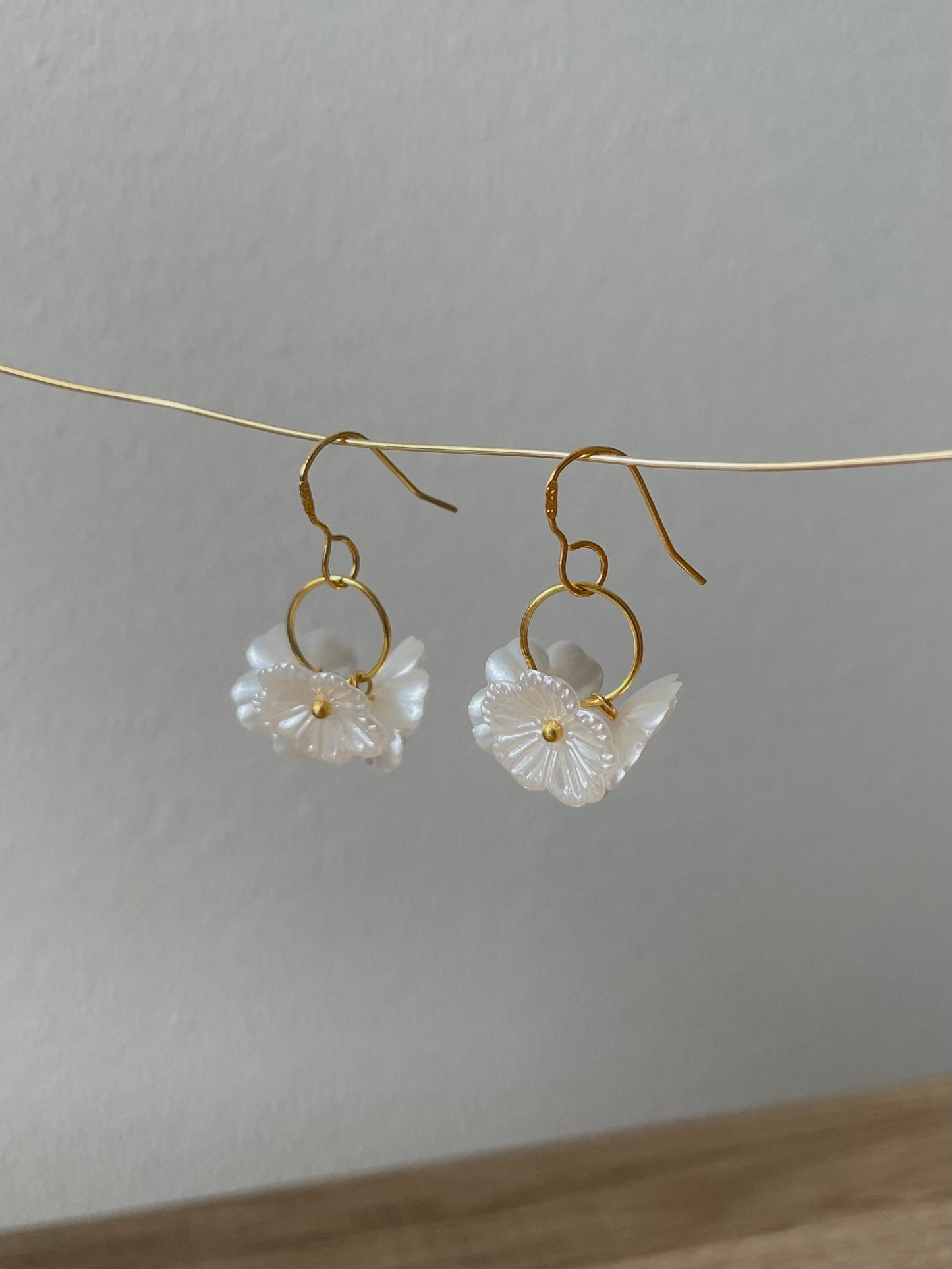 Dainty Floral earrings, Elegant Flower Dangle Drop earrings, Floral earrings, Swirl earrings with Delicate white flowers