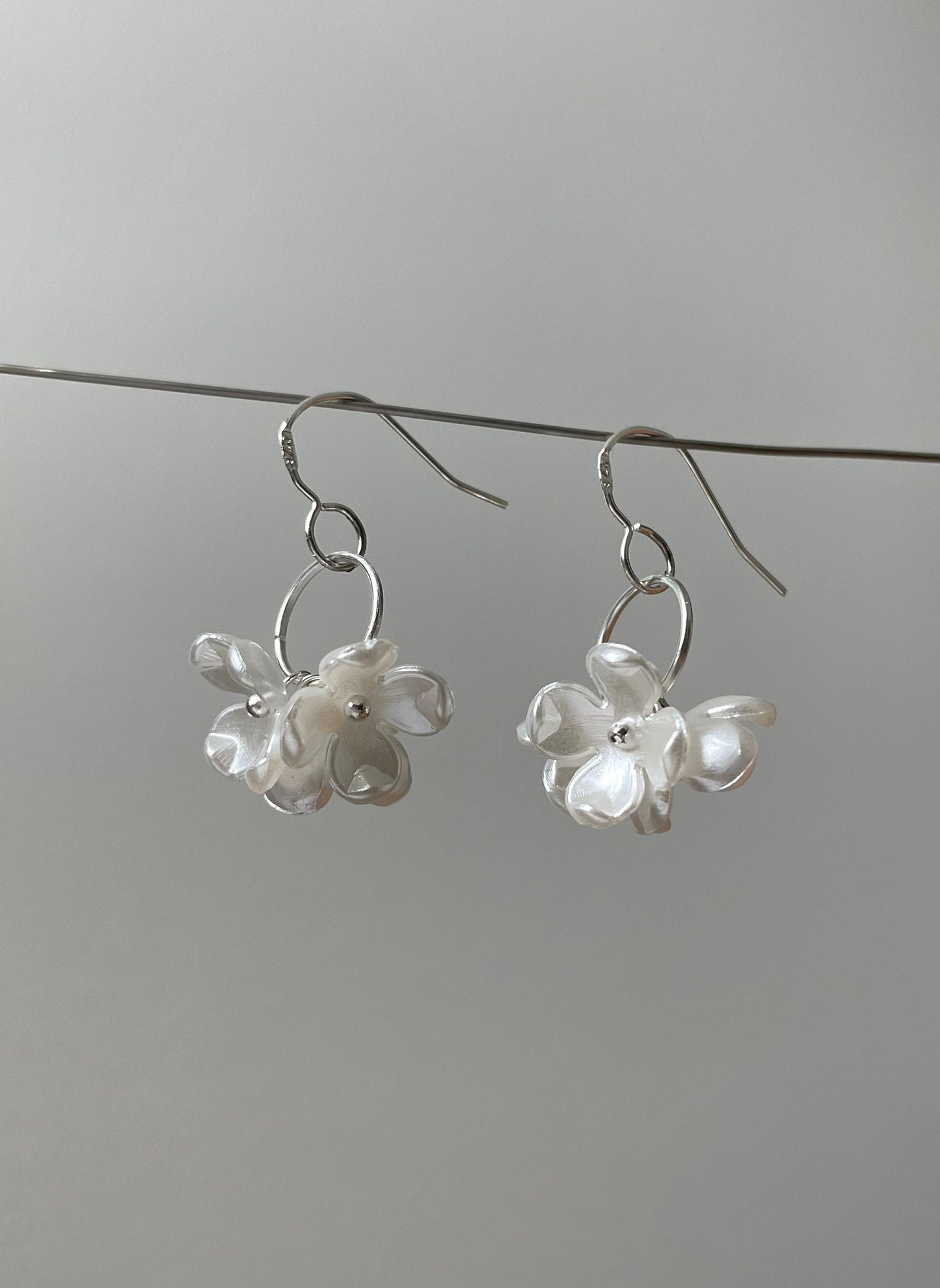 Dainty Floral earrings, Elegant Flower Dangle Drop earrings, Floral earrings, Swirl earrings with Delicate white flowers