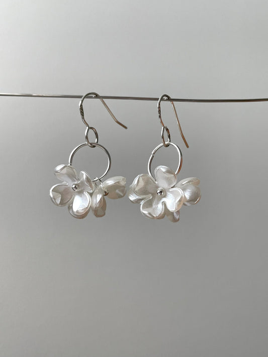 Dainty Floral earrings, Elegant Flower Dangle Drop earrings, Floral earrings, Swirl earrings with Delicate white flowers