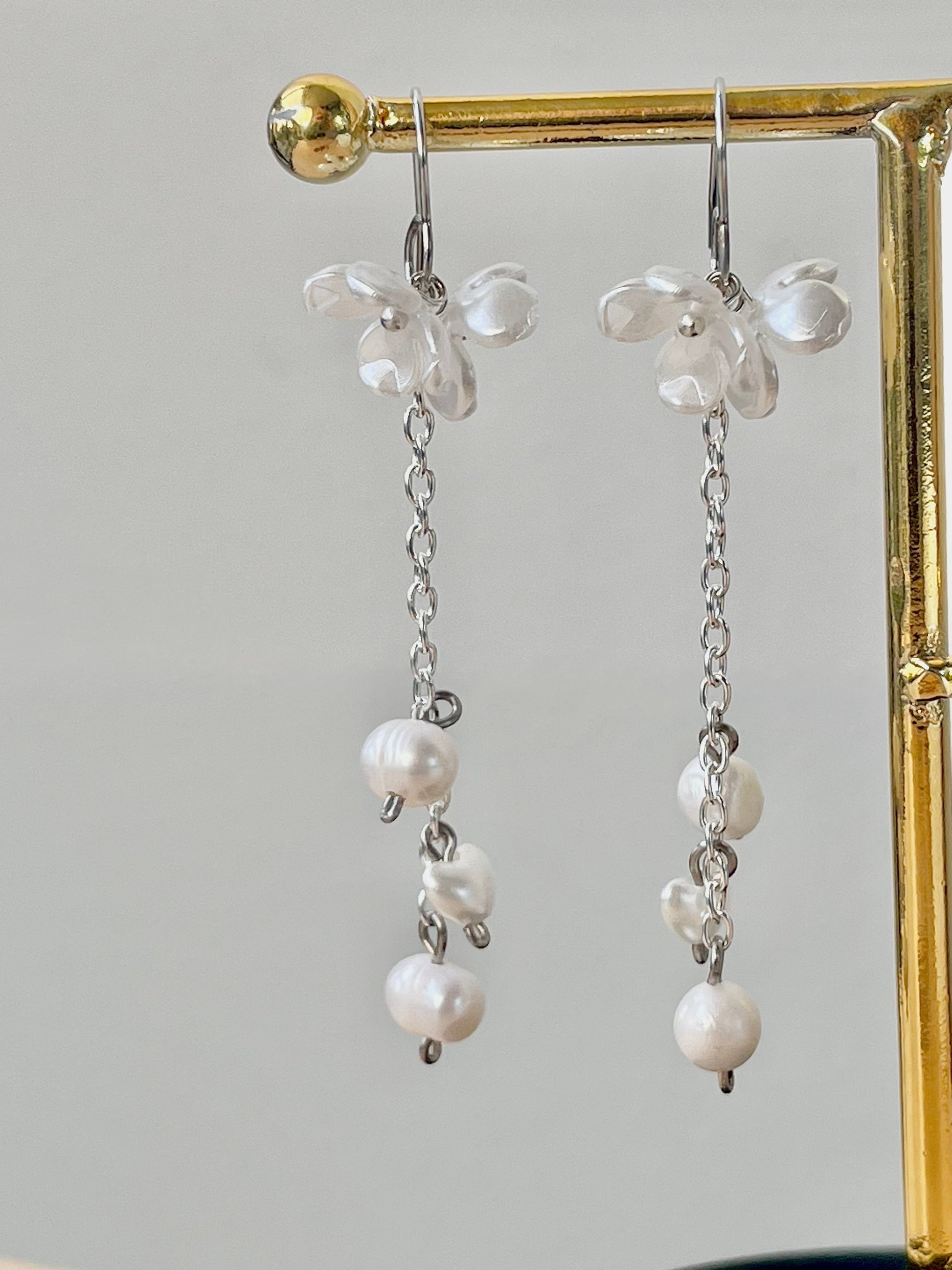 Korean Statement earrings, Elegant Flower Dangle Drop earrings, Floral earrings, Pearl drop earrings with delicate white flowers, made in Finland 