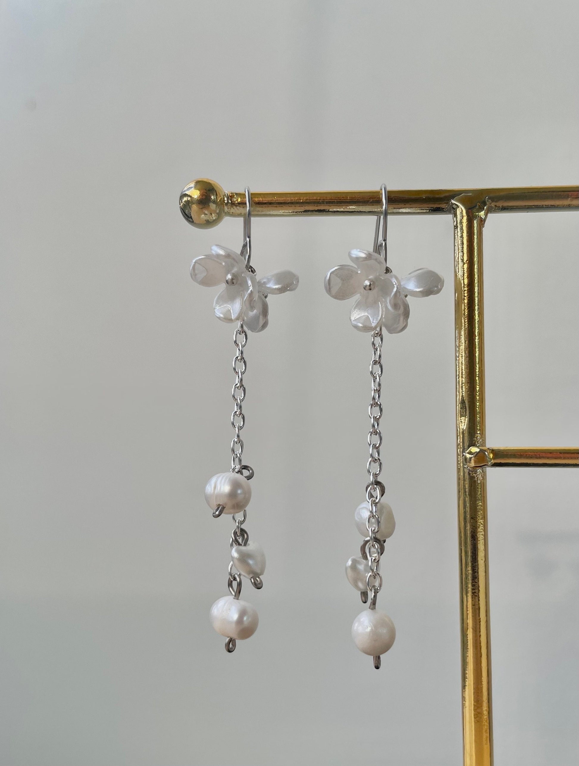 Korean Statement earrings, Elegant Flower Dangle Drop earrings, Floral earrings, Pearl drop earrings with delicate white flowers, made in Finland 