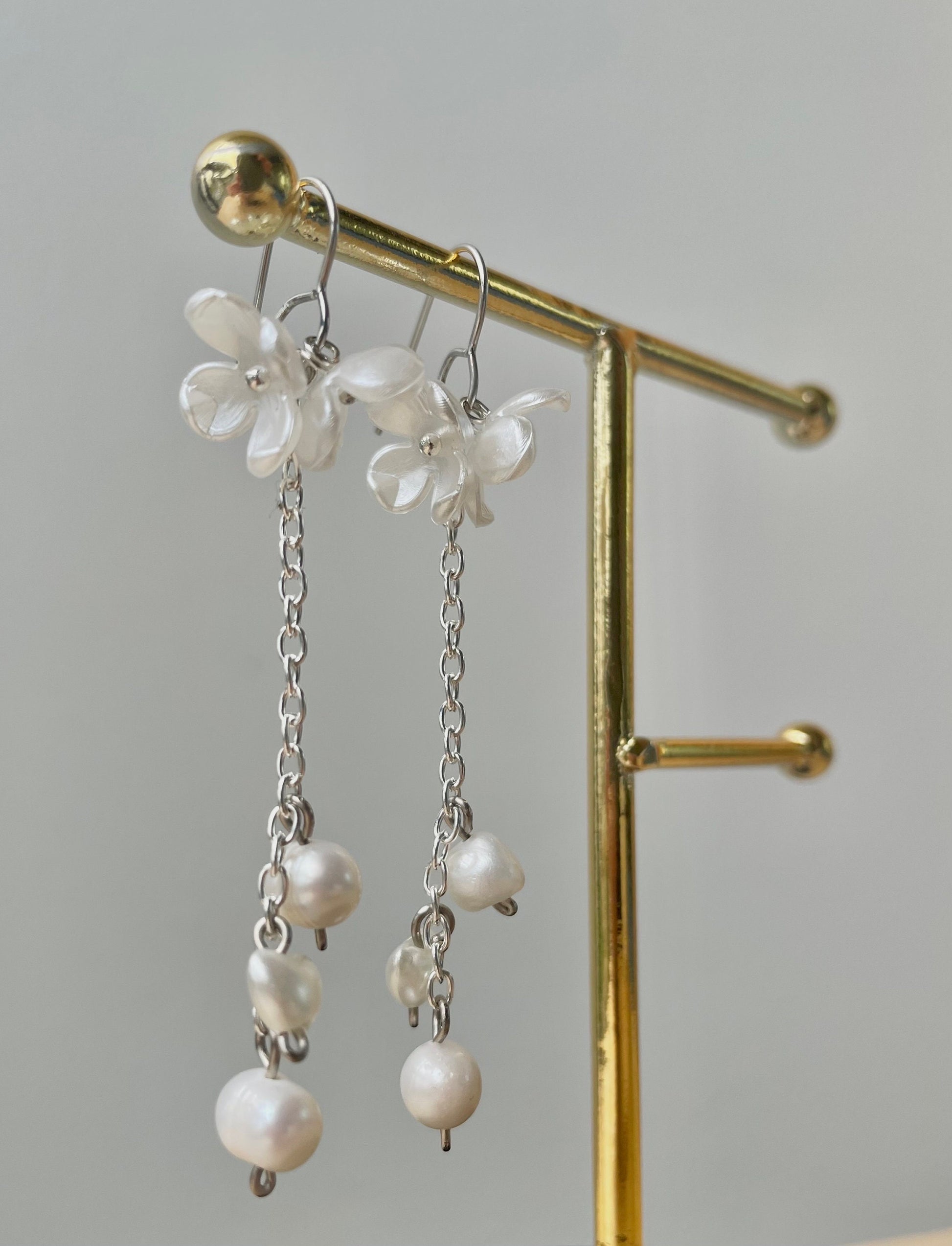 Korean Statement earrings, Elegant Flower Dangle Drop earrings, Floral earrings, Pearl drop earrings with delicate white flowers, made in Finland 