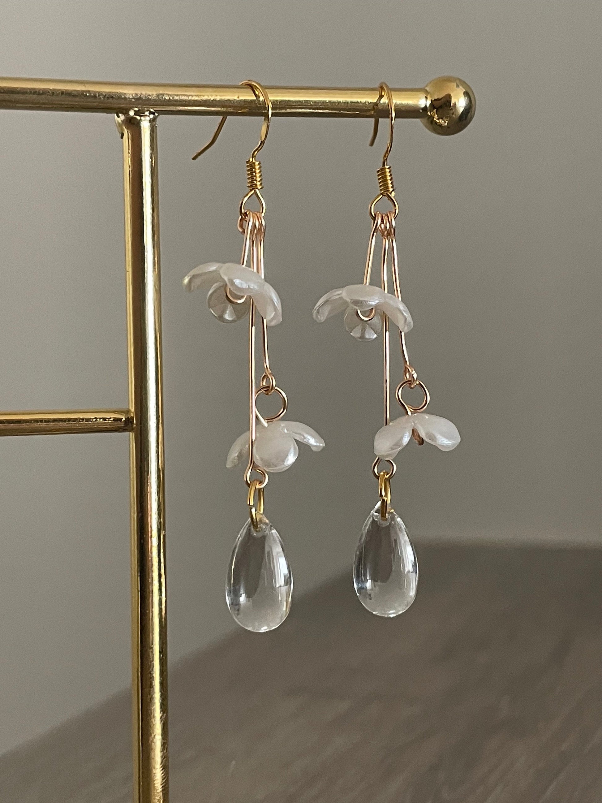 Korean Statement earrings, Elegant Flower Dangle Drop earrings, Floral earrings, Pearl drop earrings with delicate white flowers, made in Finland COLORS: gold or silver