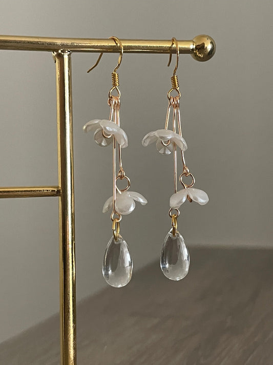 Korean Statement earrings, Elegant Flower Dangle Drop earrings, Floral earrings, Pearl drop earrings with delicate white flowers, made in Finland COLORS: gold or silver