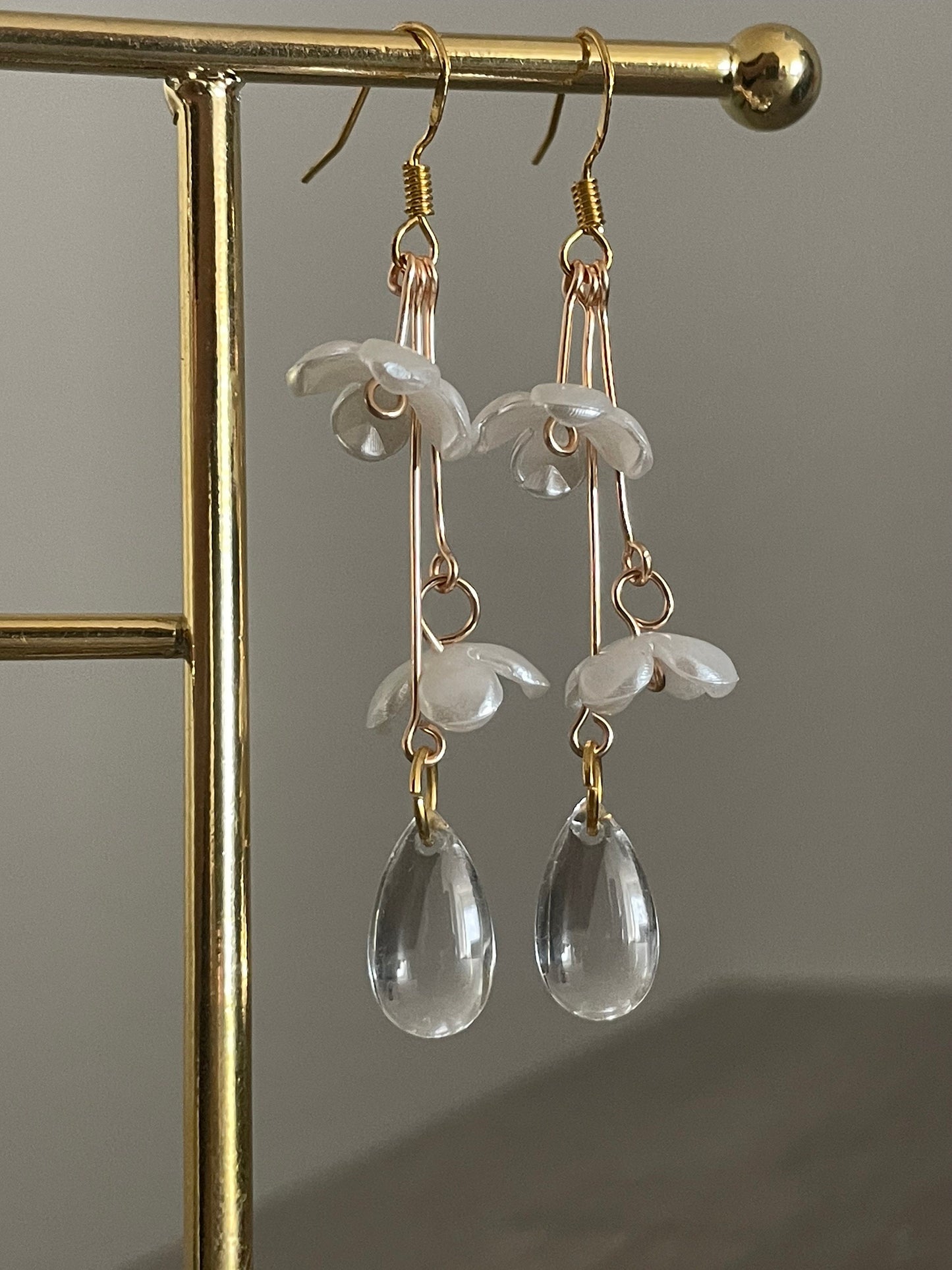 Korean Statement earrings, Elegant Flower Dangle Drop earrings, Floral earrings, Pearl drop earrings with delicate white flowers, made in Finland COLORS: gold or silver