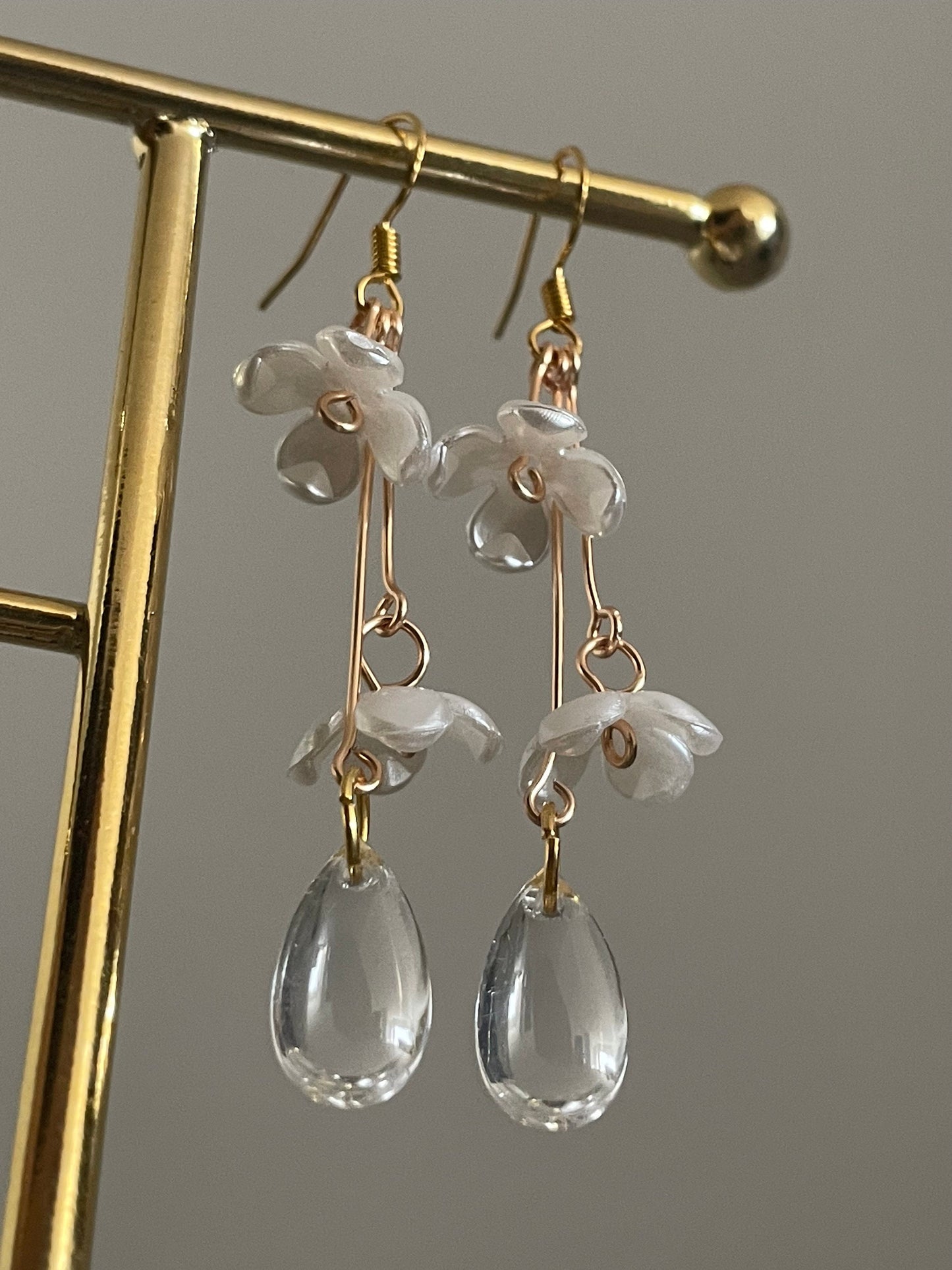 Korean Statement earrings, Elegant Flower Dangle Drop earrings, Floral earrings, Pearl drop earrings with delicate white flowers, made in Finland COLORS: gold or silver