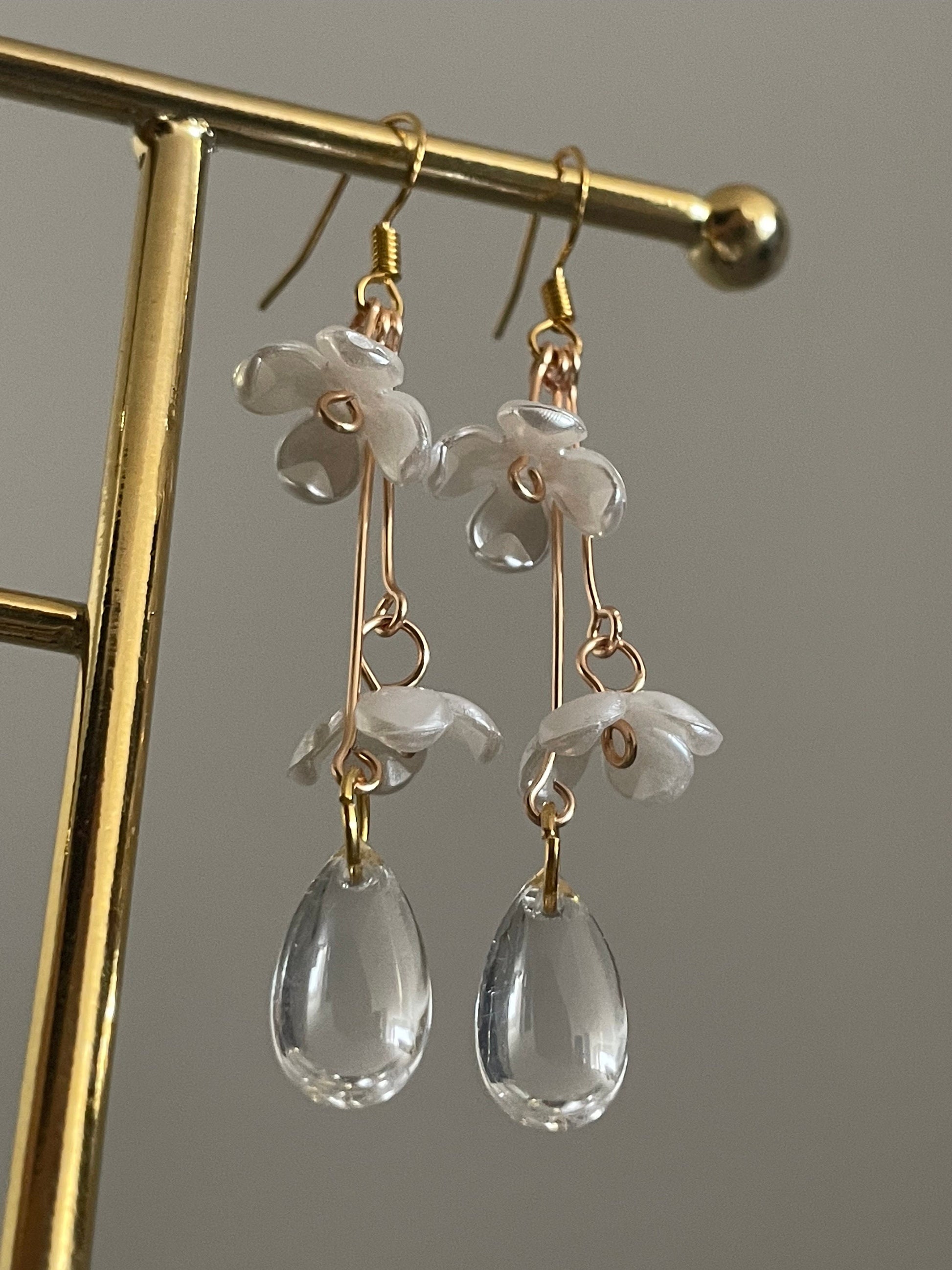 Korean Statement earrings, Elegant Flower Dangle Drop earrings, Floral earrings, Pearl drop earrings with delicate white flowers, made in Finland COLORS: gold or silver